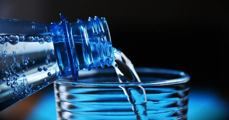 L'eau, les glaçons et la tourista : ce qu'on ne vous dit pas assez